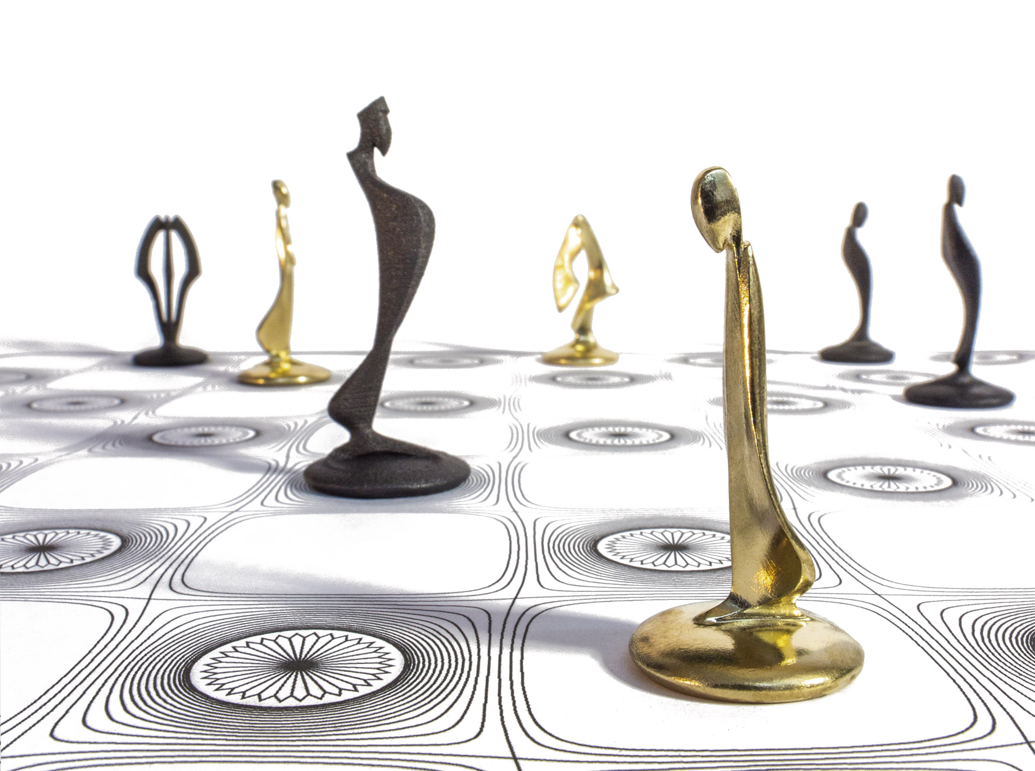 Chess Set — detaliu piese sculpturale aurii și negre pe tablă cu model circular