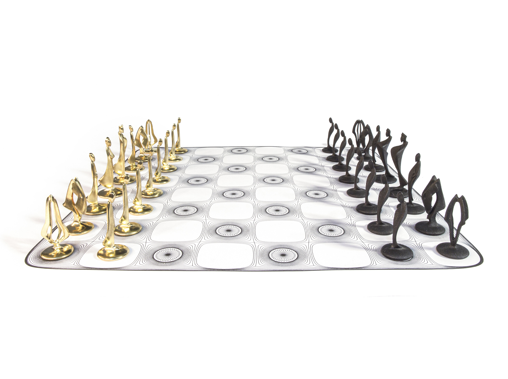 Chess Set — piese aurii și negre pe tablă, vedere frontală