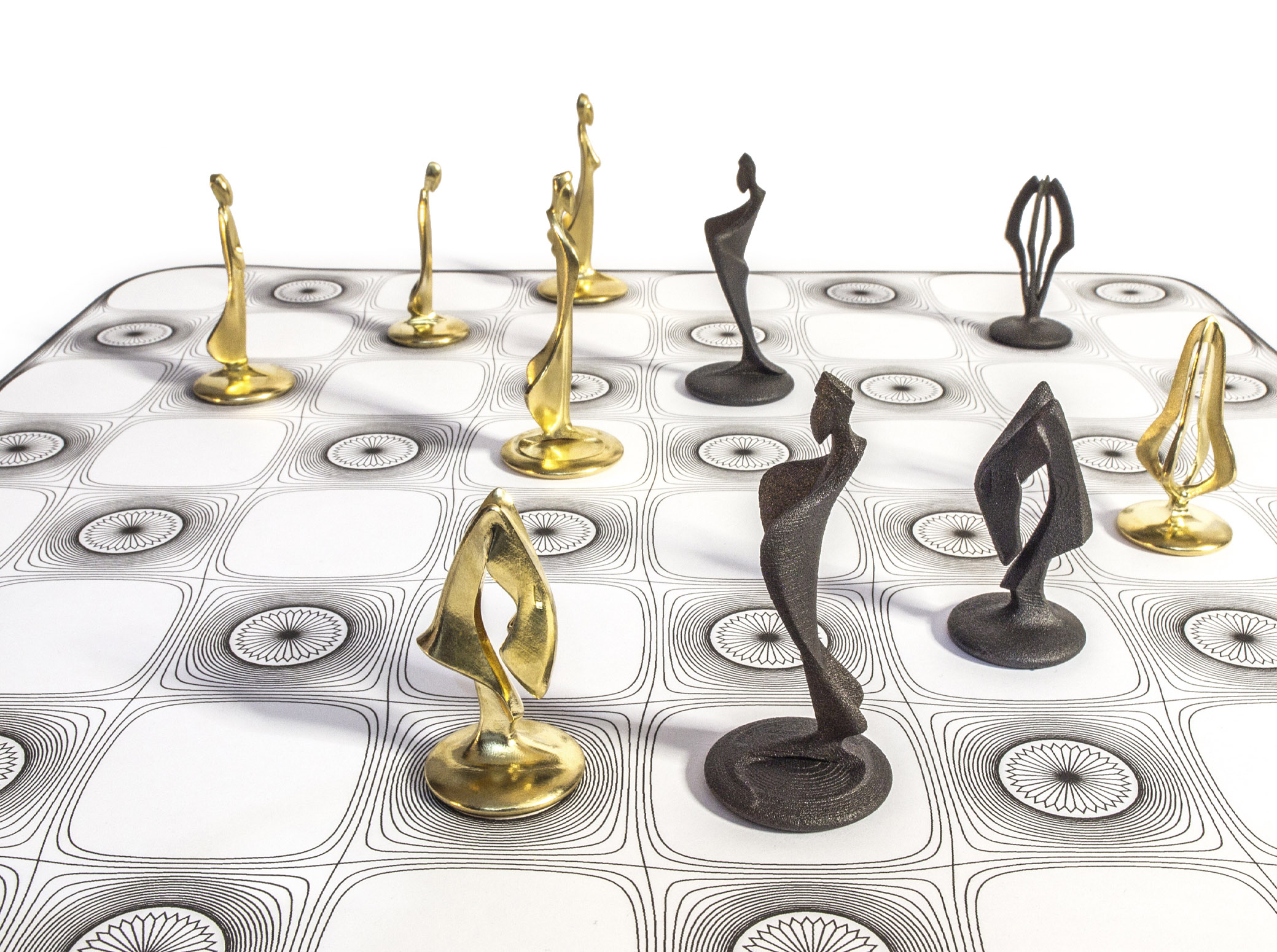 Chess Set — piese aurii și negre pe tablă din unghi lateral